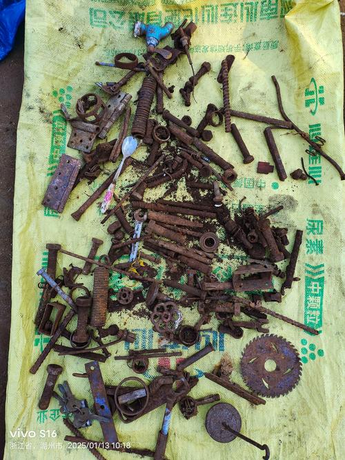 八岁男孩在工厂闲置区域摆弄工业旧零件玩耍