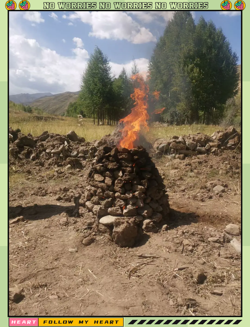 丹巴藏区山坡上石砌藏族碉房墙根烤土豆的日常场景
