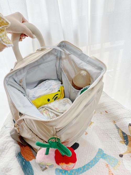 带娃外出妈妈包物品平铺展示