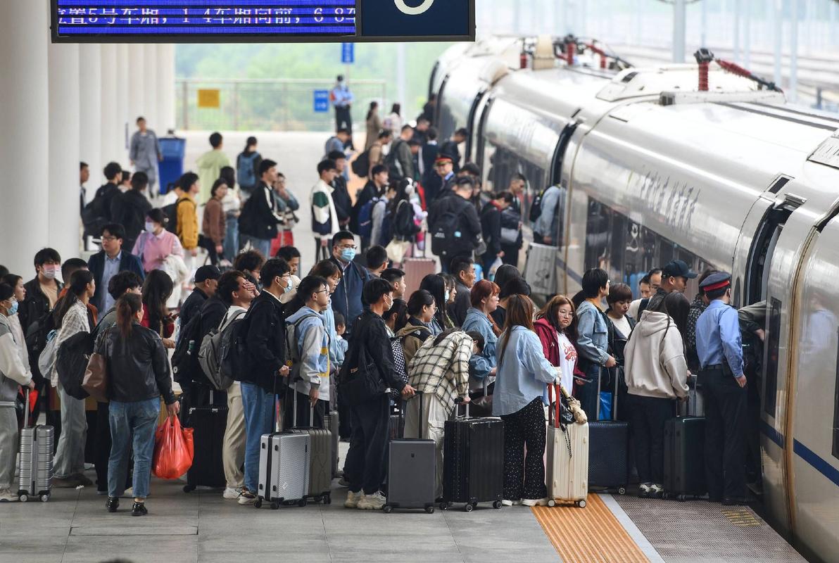 高铁候车厅拥挤人群