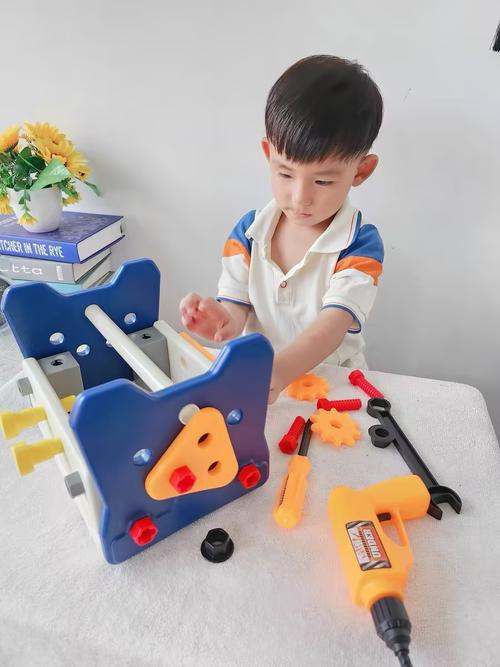 孩子专注拆解玩具特写近景