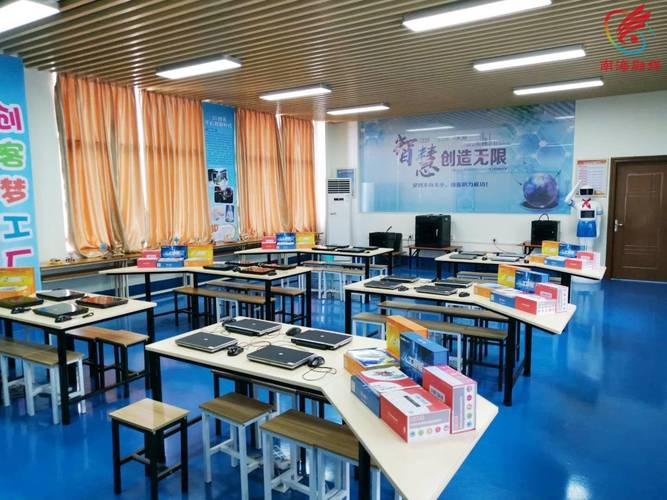 小学生围坐在创客空间热烈讨论项目方案