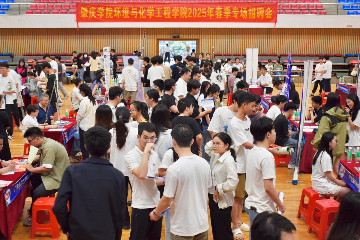 毕业生春季招聘会热门岗位挤堆场景