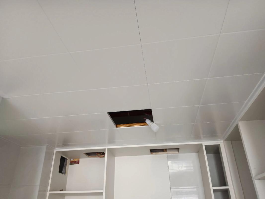厨房纯白哑光铝扣板吊顶