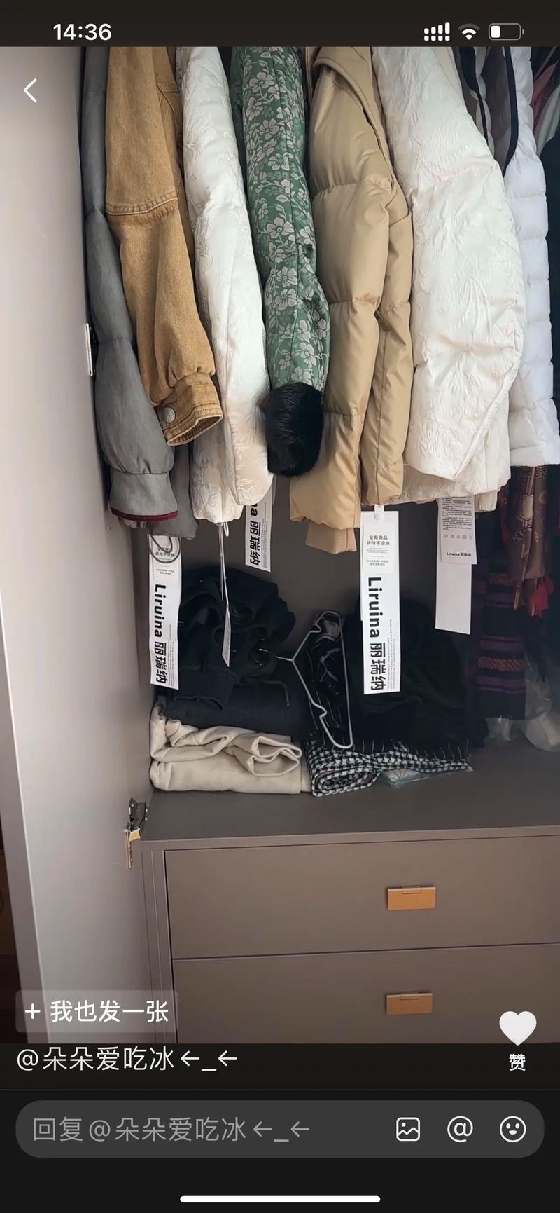 女生衣柜最深处堆叠的吊牌未拆踩雷闲置衣服