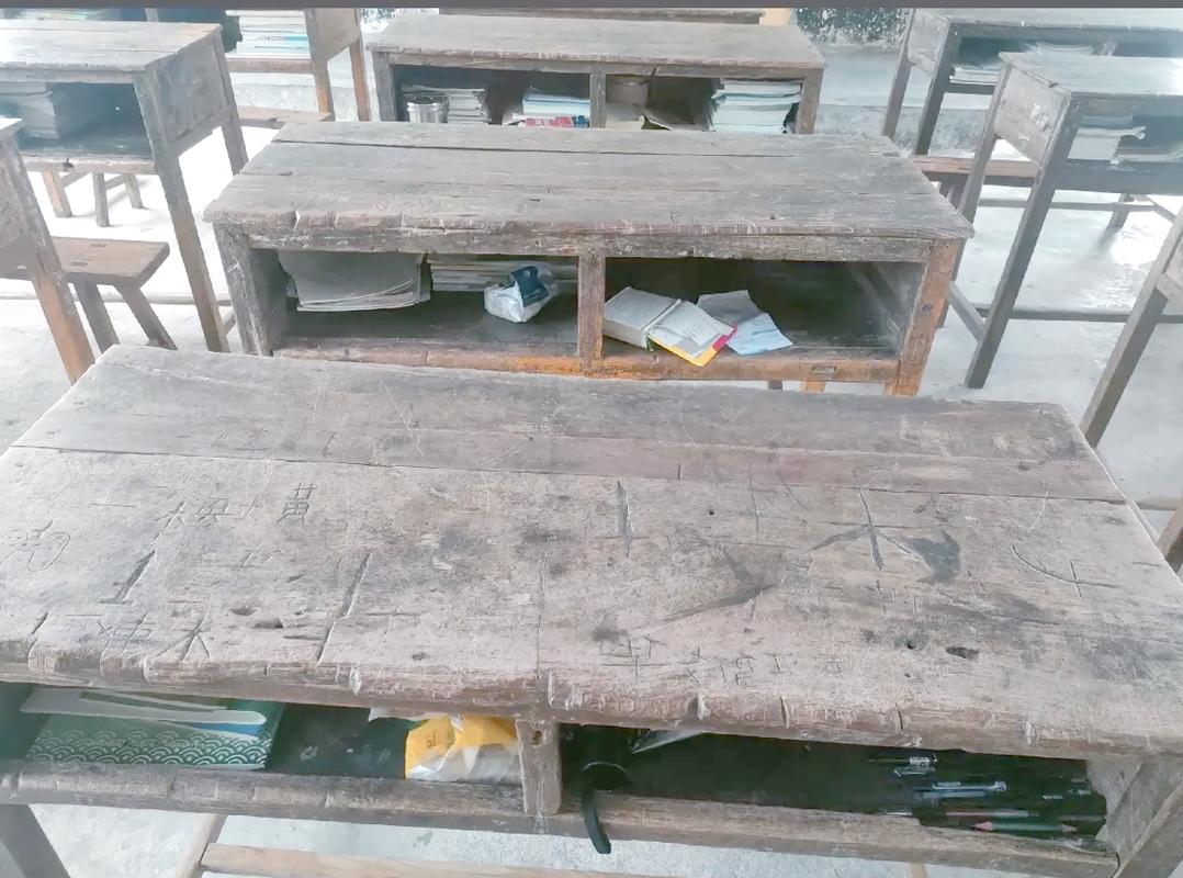 城镇小学教室掉漆旧木课桌