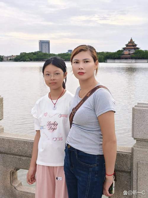 离婚后单亲妈妈与孩子温馨生活