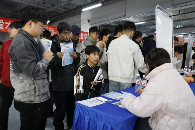 2025届高校毕业生校招双选会现场 学生排队咨询国企展位