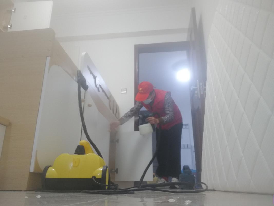油漆施工前地面湿拖除尘操作图