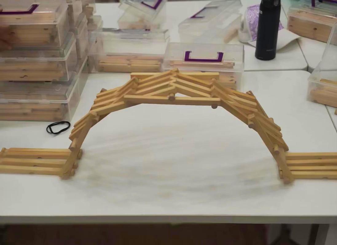 小学生在项目式学习中合作搭建桥梁模型