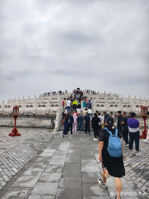 北京天坛公园圜丘天心石游客体验场景