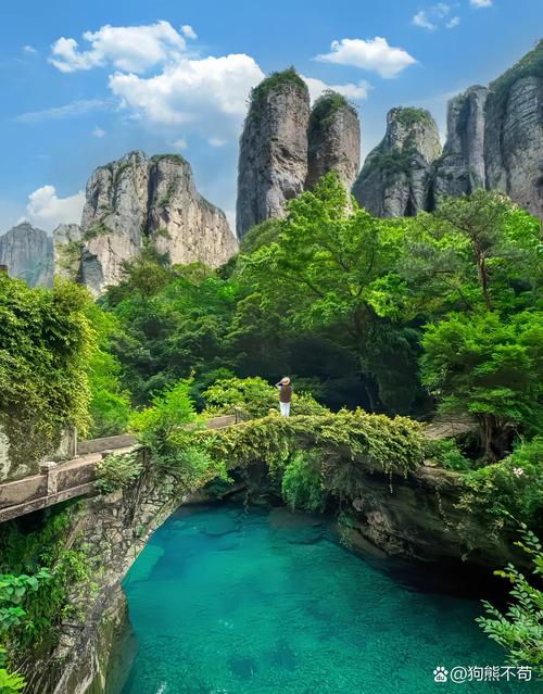 雁荡山灵峰景区晨雾绕奇峰实景