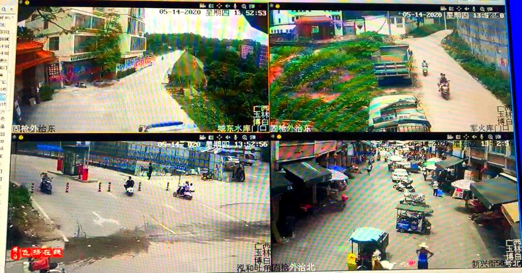 小区监控室调取路边遗失物品录像的场景