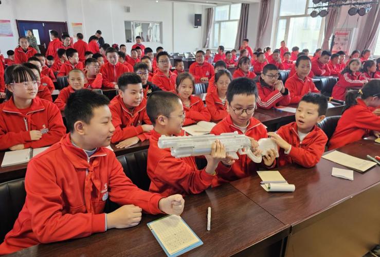 工厂志愿者教孩子机械原理