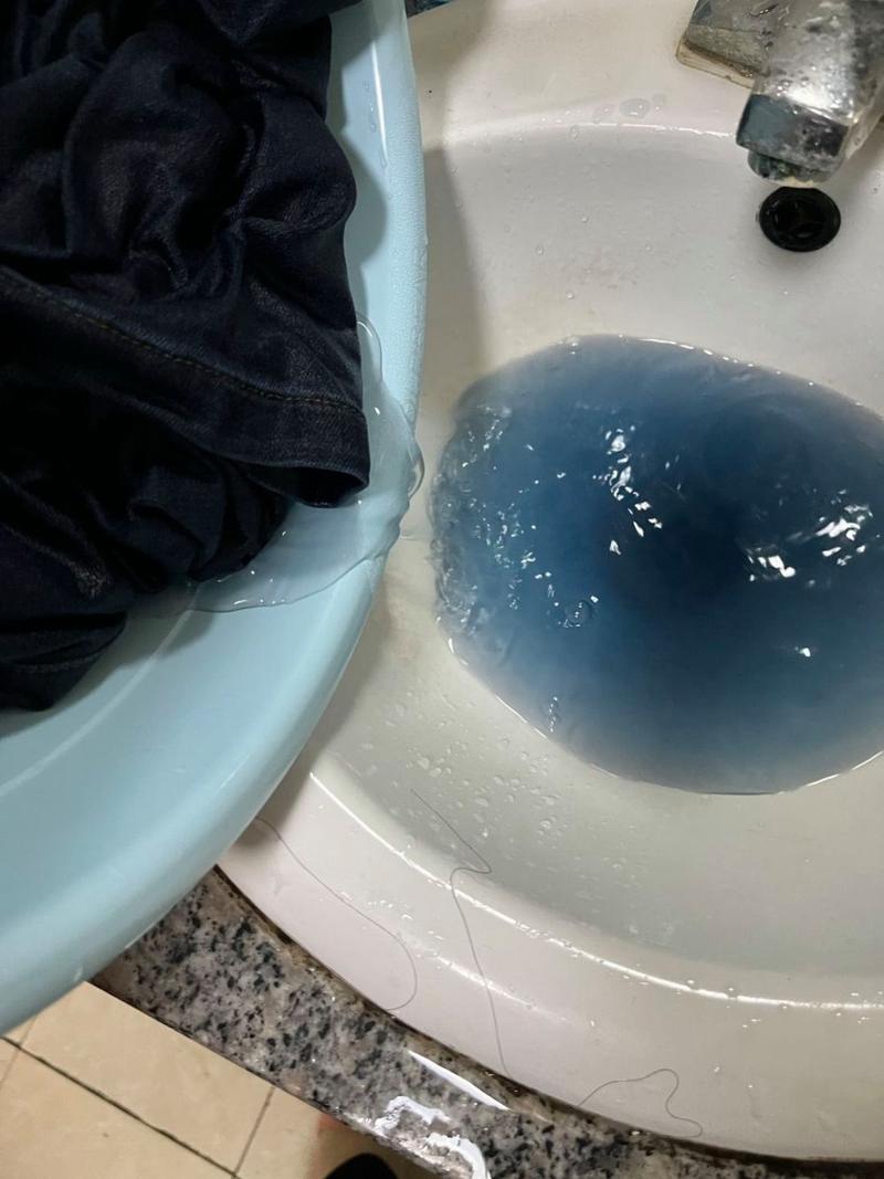 手洗新牛仔裤掉色一盆蓝场景