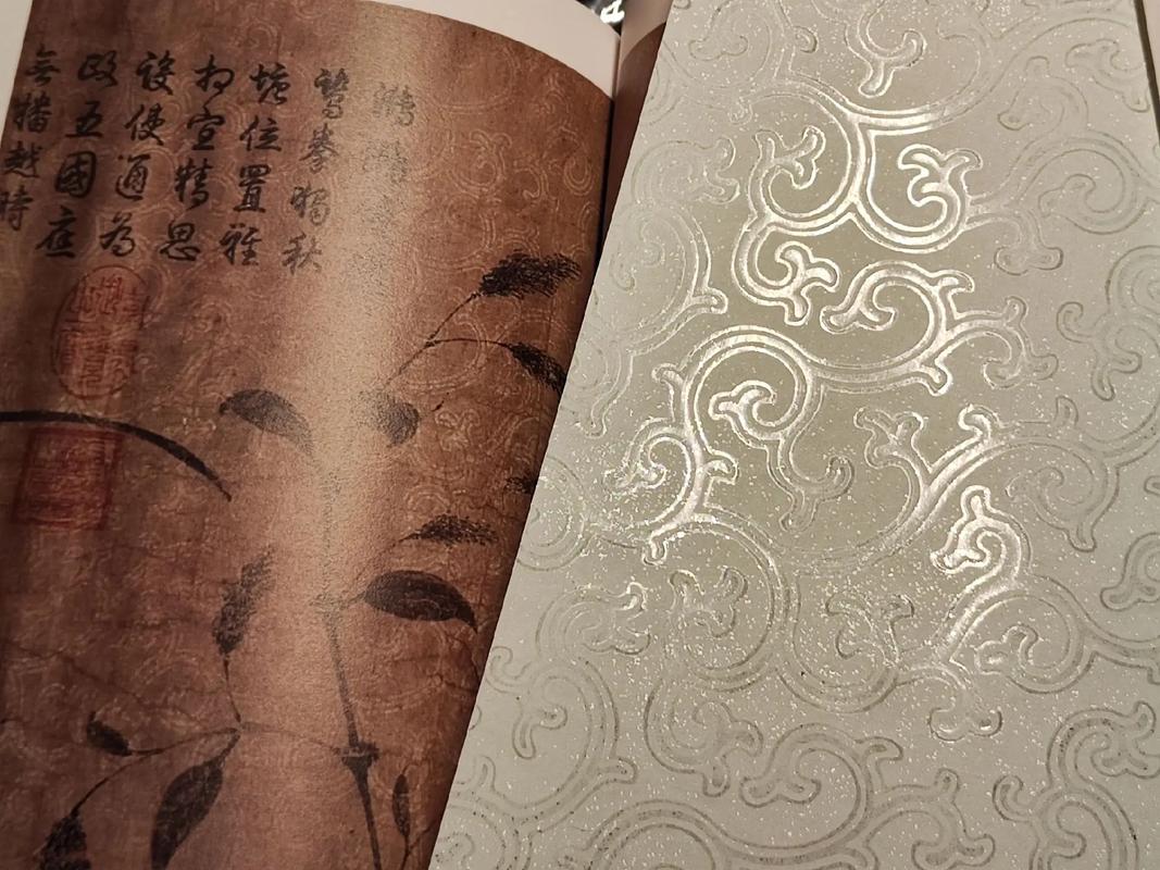 手工砑花笺纸在光线下显现山水暗纹的细节