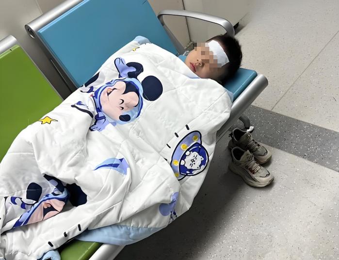 急诊室门口哭闹不肯穿外套的五岁男童