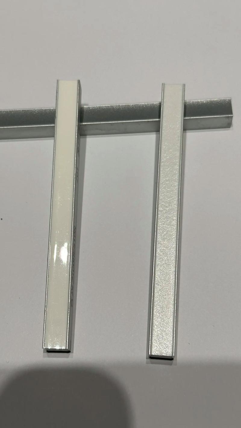 不同美缝材料质感对比:环氧彩砂哑光与真瓷胶亮光