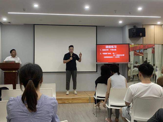 公众演讲高能量姿势练习示意图