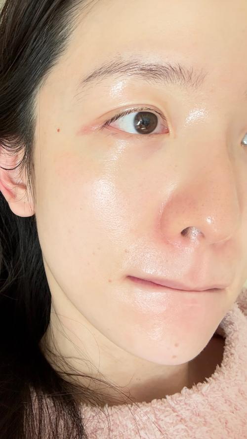 女生匆忙晨间护肤往脸上糊防晒霜