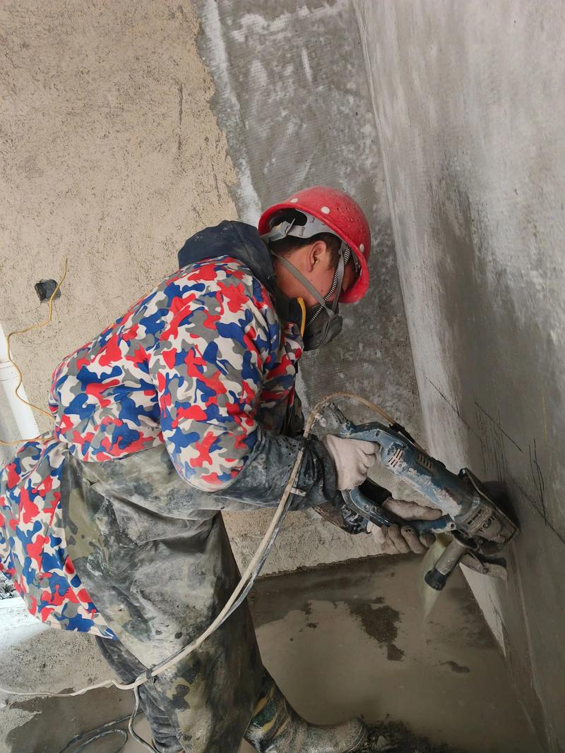 装修工人正在墙面开槽施工