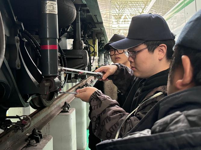 地铁订单班学生实训检修