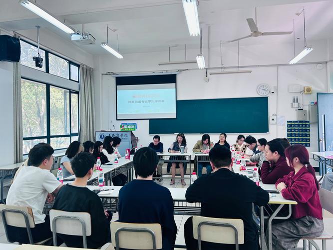校友聚会辅导员与往届学生交谈
