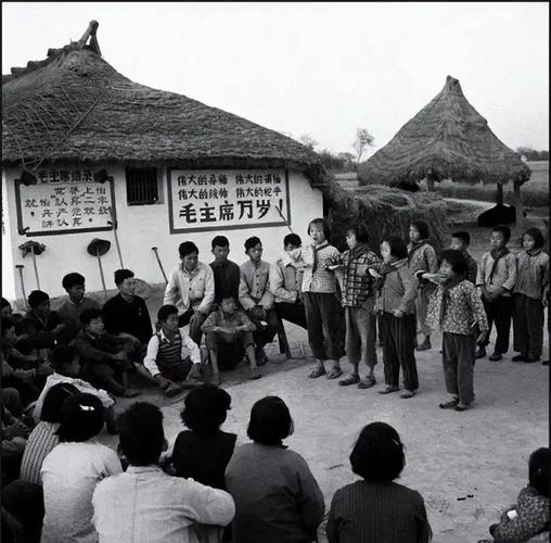 老国企工业区职工送孩子上学路上老照片