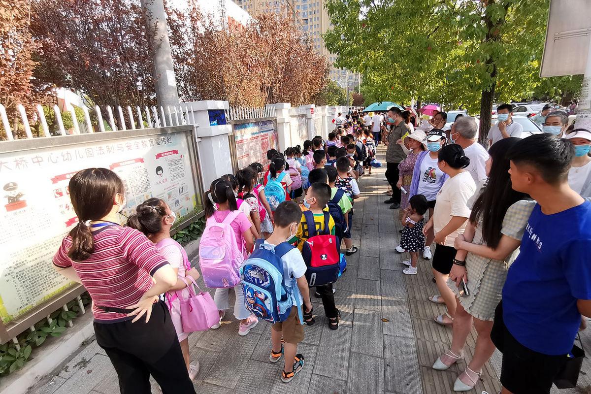 幼儿园门口妈妈目送宝宝入园实拍
