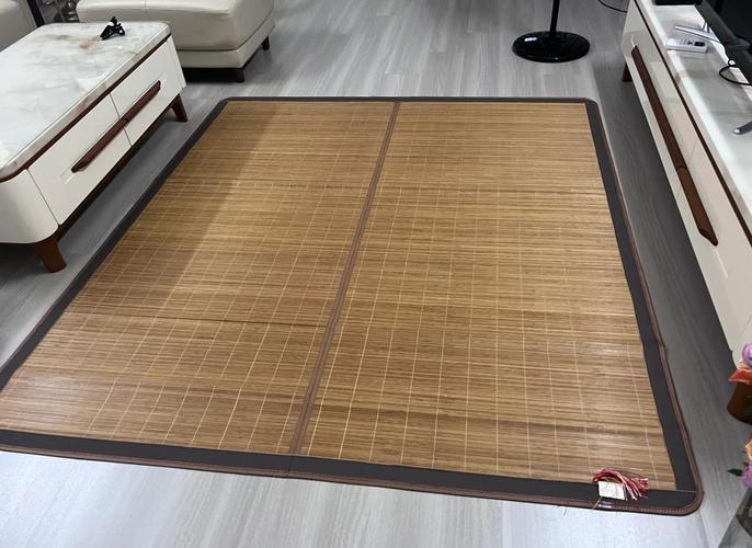 夏季收纳前阴干的竹凉席实景图