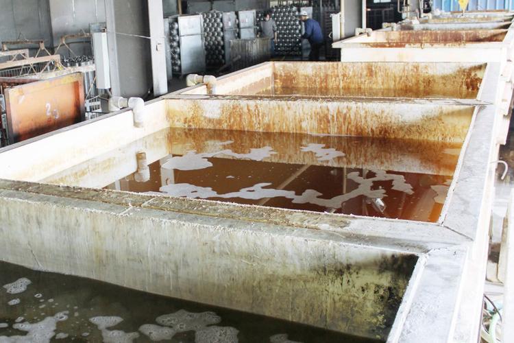 金属工件前处理磷化池现场