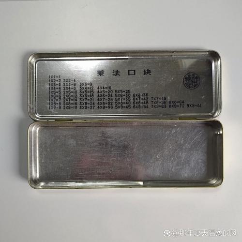 小学课桌半开的旧铁皮铅笔盒