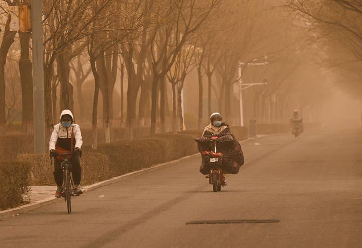 北方春季沙尘暴城市户外街景