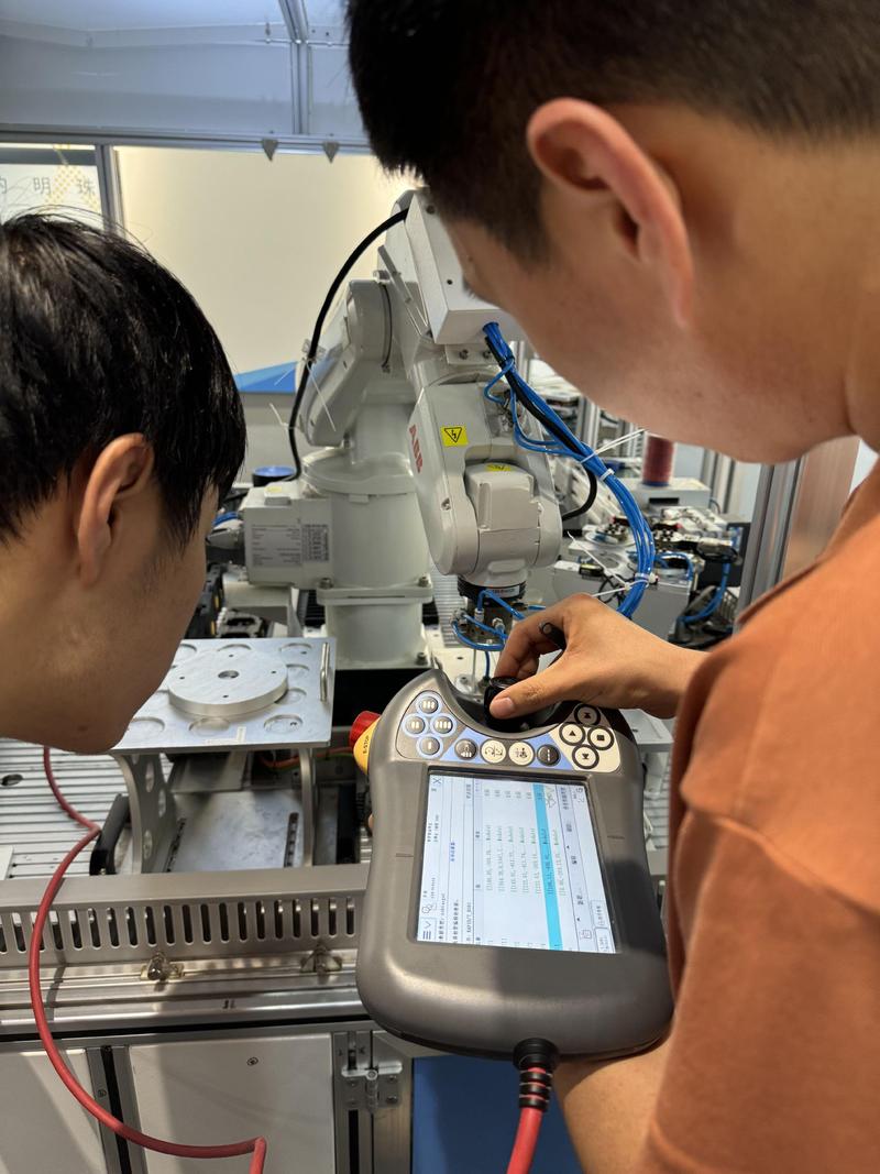 人机协同协作机器人力控阈值校准现场图
