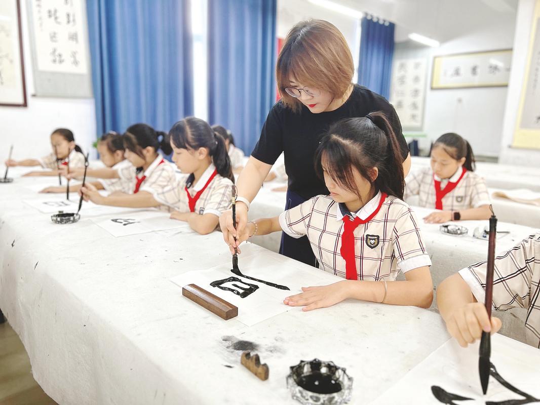小学书法课上老师带学生观察汉字结构的互动场景