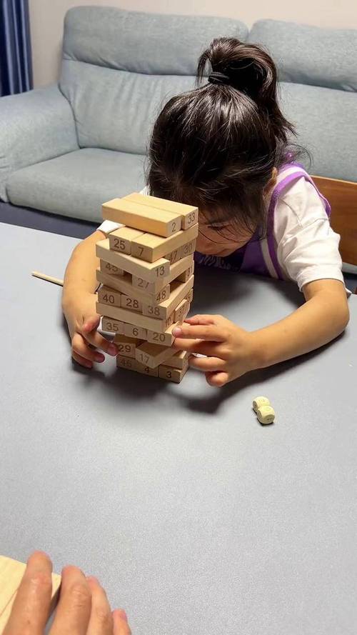 家庭教育孩子独立拼错积木场景实拍