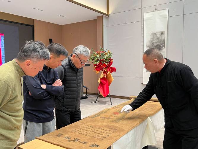 国内公立机构免费古董字画鉴定现场图