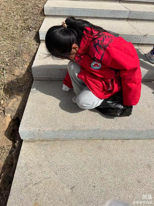 小学教学楼花坛边围蹲的学生背影