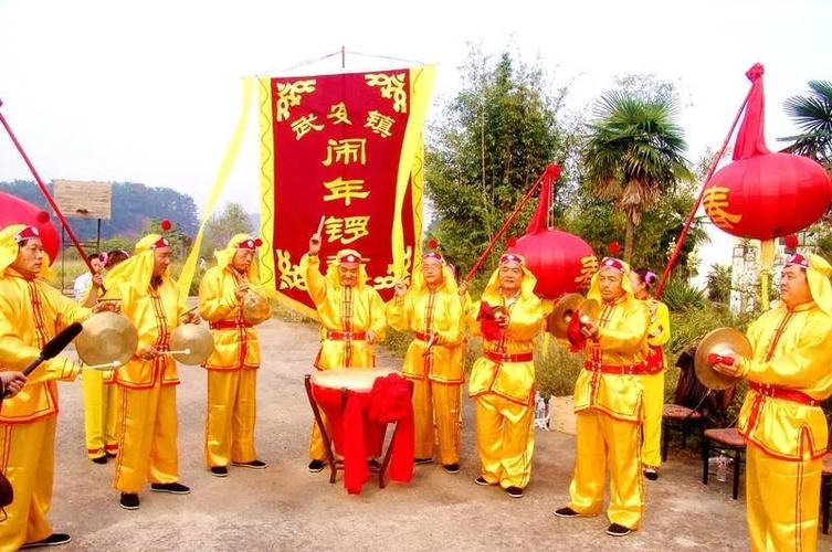 南漳闹年锣鼓老艺人带徒弟敲鼓特写