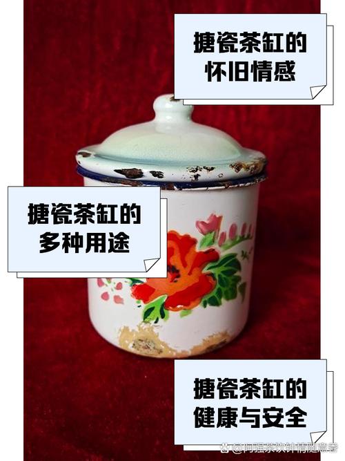鹤鸣茶社竹椅扶手上搭着的搪瓷茶缸