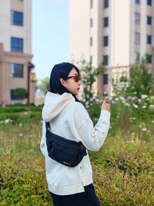 小个子女生胸包背法街拍