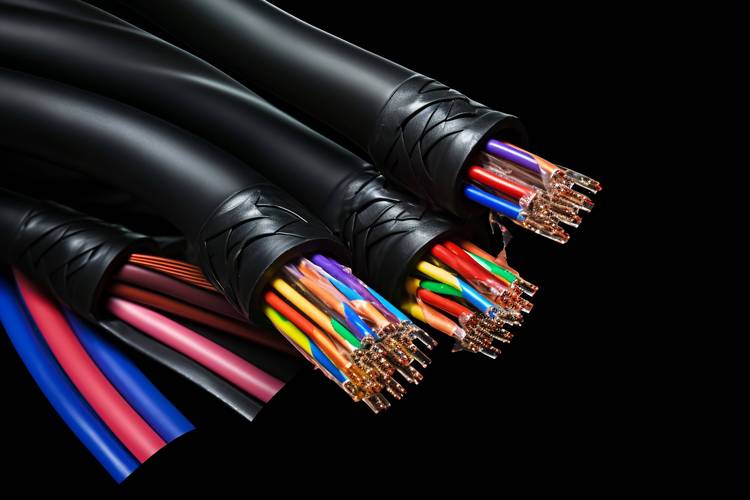 各种电视用线缆对比合影，光纤HDMI、同轴电缆、网线、音频线