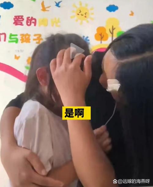 小学课间女生躲走廊角落哭场景