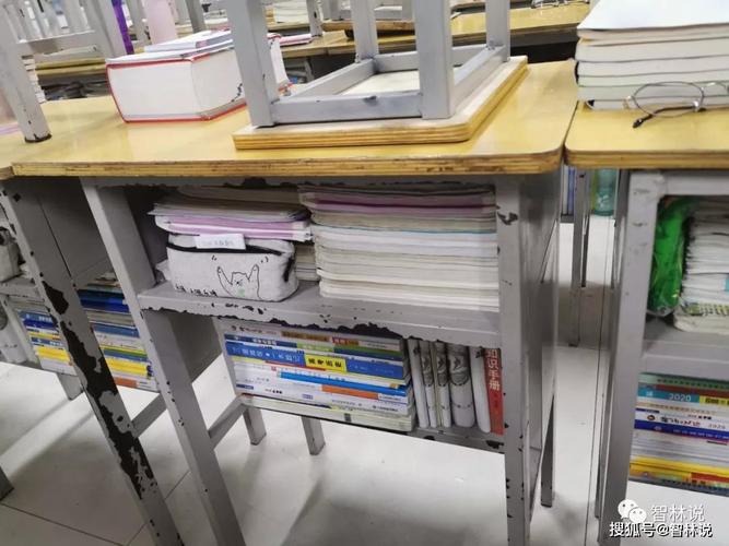 中学教室抽屉露出的小说书角