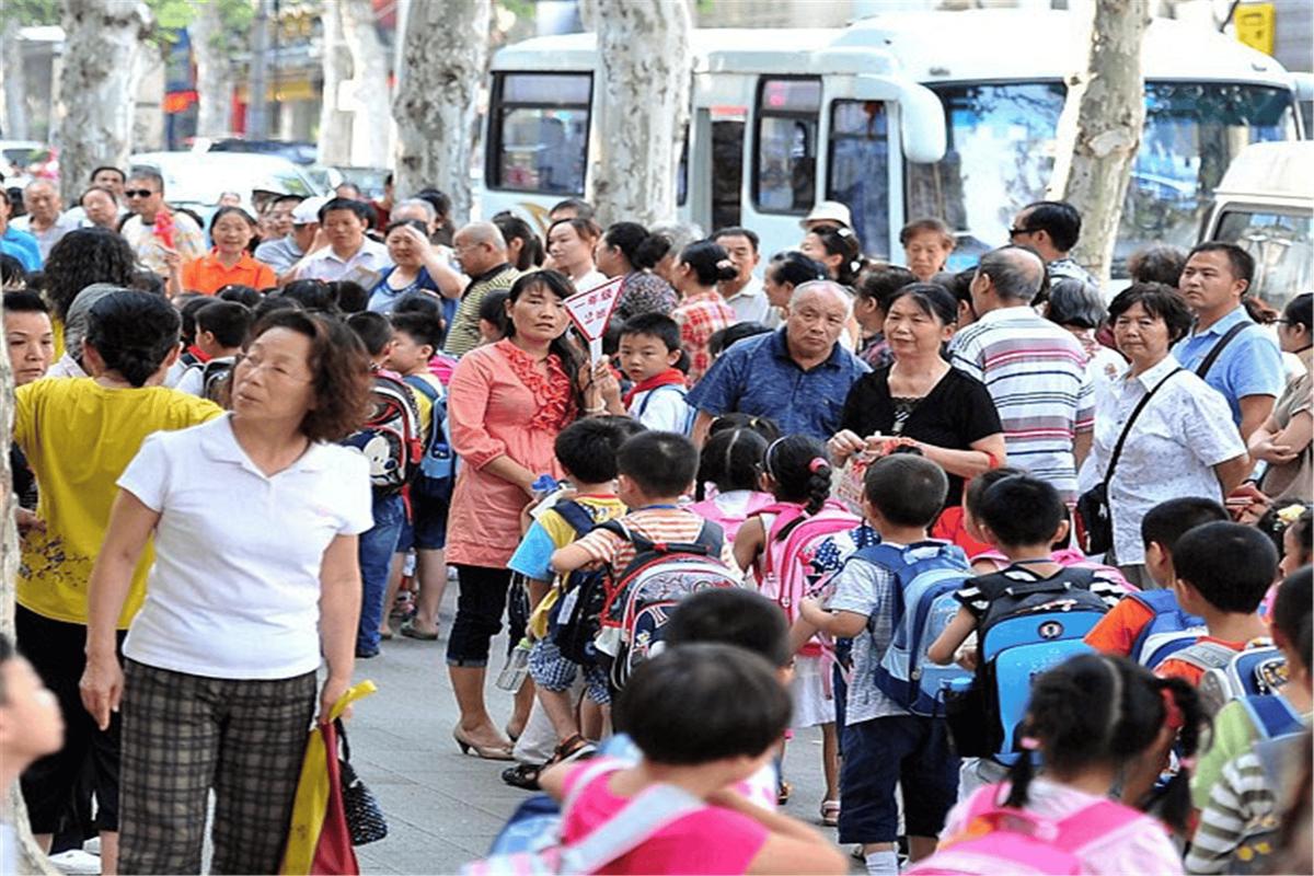 工业班组长小学门口接孩子放学照片