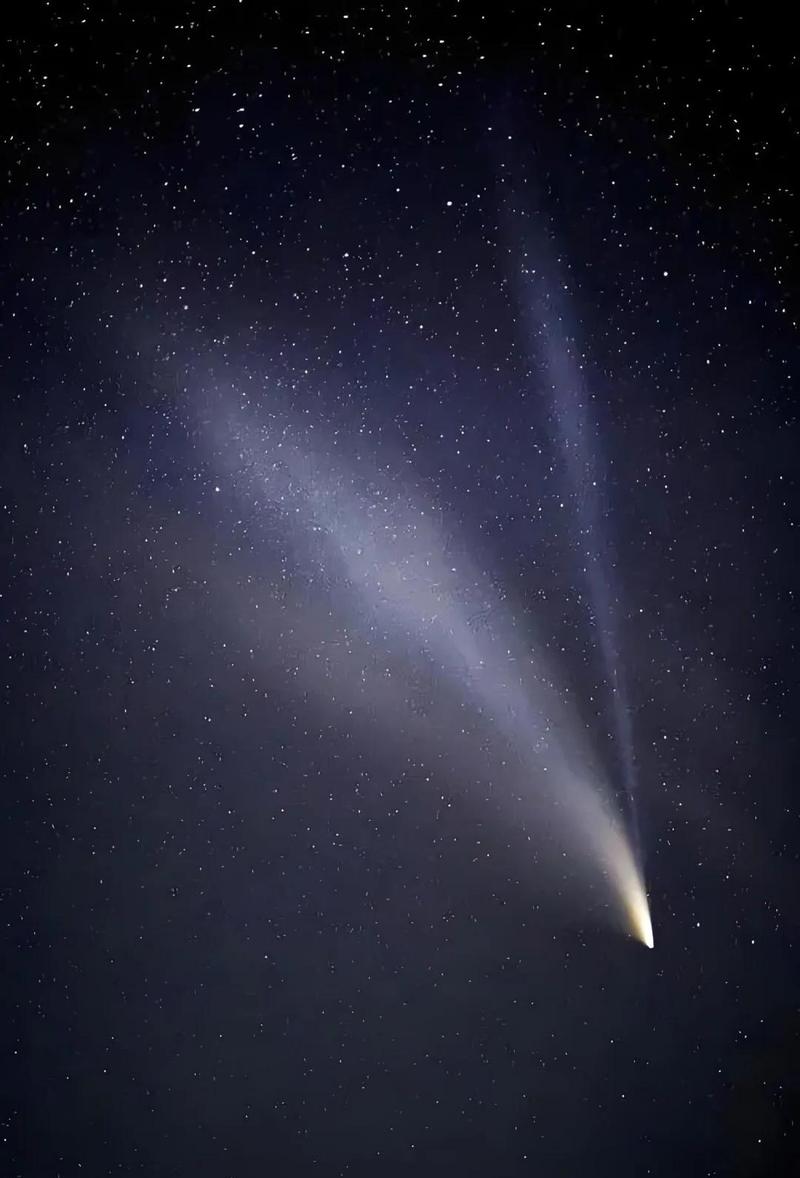 天文望远镜实拍的拖着淡彗尾的彗星