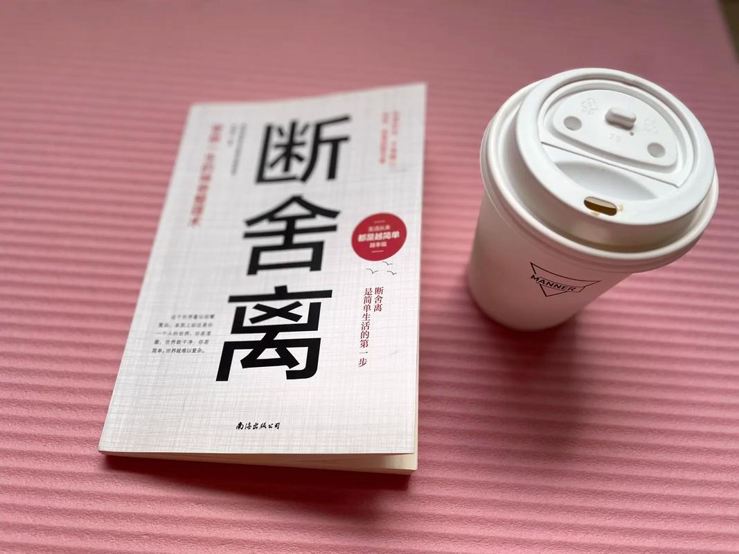 一杯黑咖啡和一本翻开的轻断食指南书