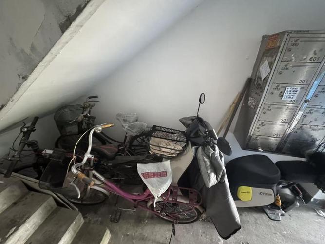 阳台堆放纸箱靠近电动车充电器的隐患实拍