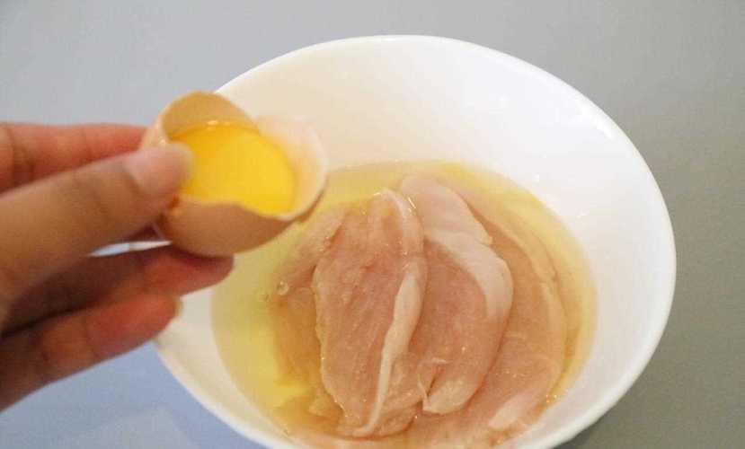 烧烤腌制肉片加入蛋清抓匀过程