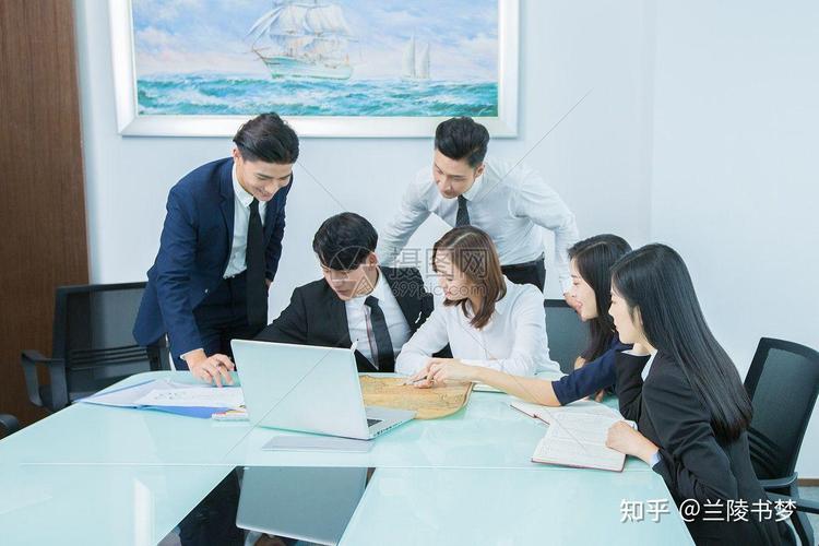 领导力培养日常反馈场景办公桌边交流